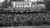 Pe 1 mai 1886, organizația care acum este cunoscută drept American Federation of Labour a organizat un protest la scară largă pentru a cere o zi de muncă de opt ore.<br />
<br />
Masacrul din acea zi pentru oprirea grevelor a ajuns să fie comemorat de socialiștii din întreaga lume, inclusiv în&nbsp;Republica Socialistă România, ca de exemplu în imagine de la o festivitate din 1973.