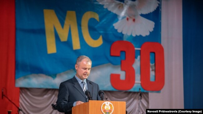 Aleksandr Andreev înfățișat într-o fotografie a partalului Novosti Pridnestrovia, vorbind la o ceremonie a militarilor ruși de menținere a păcii, la Tiraspol, pe 29 iulie 2022, în calitate de co-președinte din partea Rusiei al Comisiei Unificate de Control.