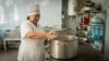 50% din bucătarii din grădinițe sunt pensionari. „Nu știu cât o să mă țină sănătatea”
