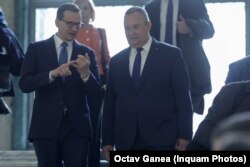 Prim-ministrul polonez Mateusz Morawiecki, alături de cel român, Nicolae Ciucă.