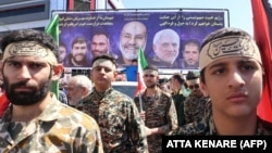 Iranianët morën pjesë në funeralin e shtatë anëtarëve të Korpusit të Gardës Revolucionare, të vrarë në një sulm në Ambasadën iraniane në Damask. Teherani fajësoi Izraelin për sulmin. Prill, 2024.