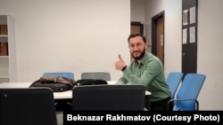 Узбекский предприниматель и блогер Бекназар Рахматов в аэропорту Стамбула, 28 мая 2024 года.