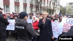 Marina Tauber (la microfon), în timpul protestului de la Curtea de Apel Chișinău, 12 aprilie 2023 (captură video).