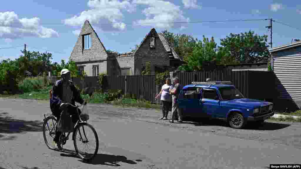 Житель проезжает на велосипеде мимо сильно повреждённого дома на улице Лимана. Россия продолжает обстреливать город ракетами, которые калечат и убивают мирных жителей&nbsp; &nbsp;