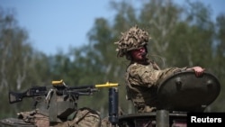 Полска - Војник на британската армија од кралскиот тенковски полк, за време на вежбата „Итен одговор“ во воената зона Дравско поморские, Полска, 15 мај 2024 година. 