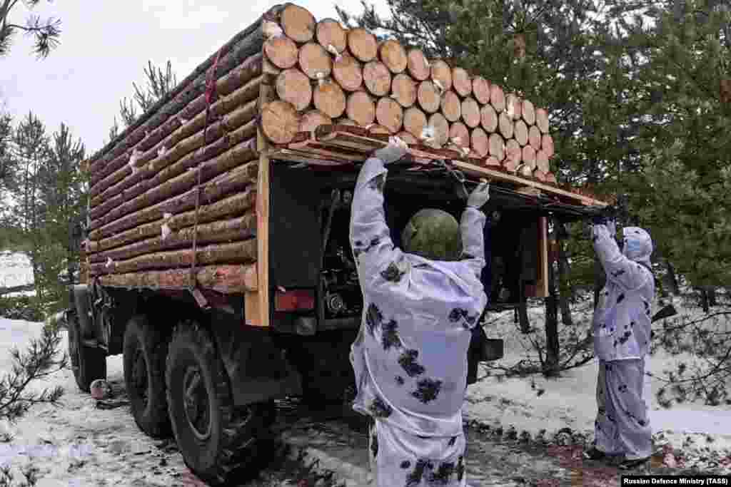 O cisternă rusească de combustibil deghizată în camion de exploatare forestieră. Vehiculul camuflat a fost fotografiat în estul Ucrainei în luna ianuarie.