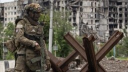 Военнослужащий ЧВК "Вагнер" на одной из улиц Бахмута