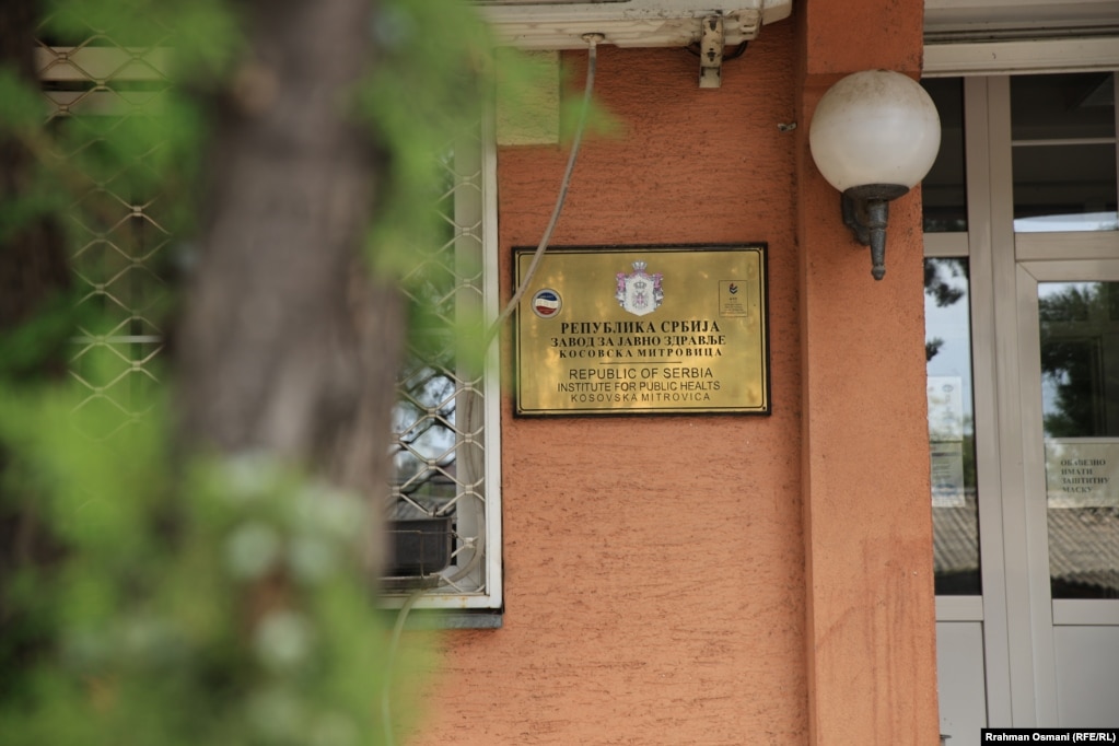 Pllaka hyrëse në një qendër shëndetësore në Mitrovicë të Veriut ku shkruan Republika e Serbisë.