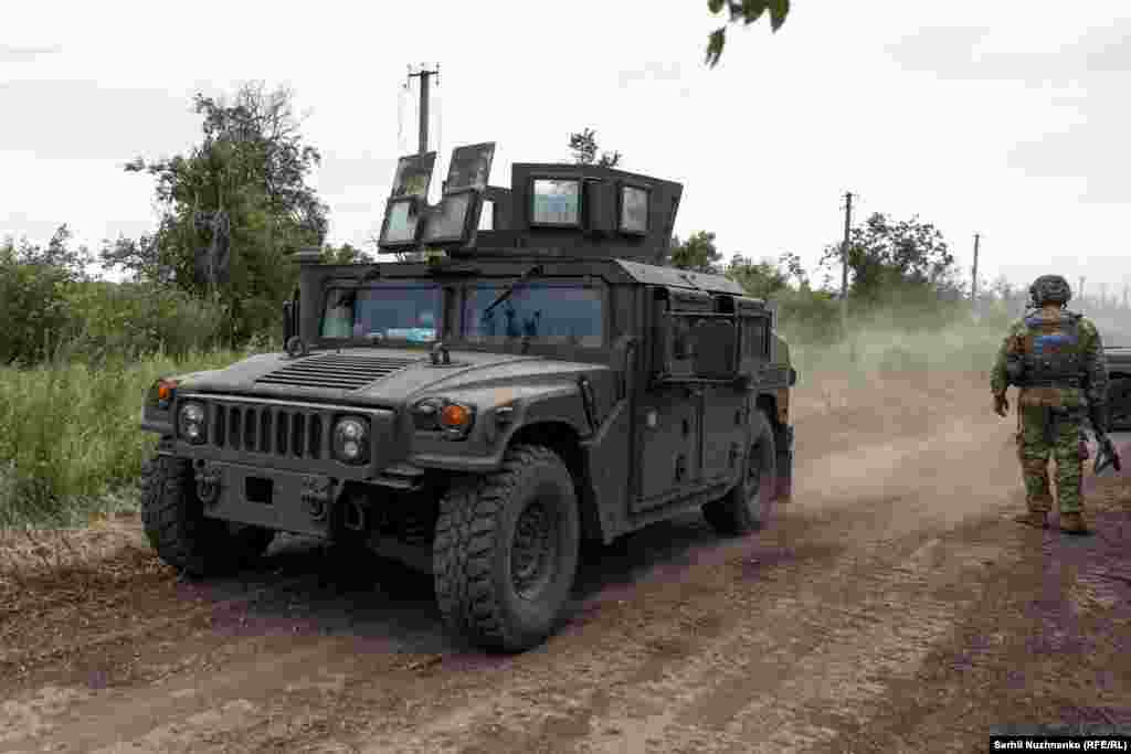 Високопроходими многоцелеви превозни средства (HMMWV), обикновено наричани Humvee.