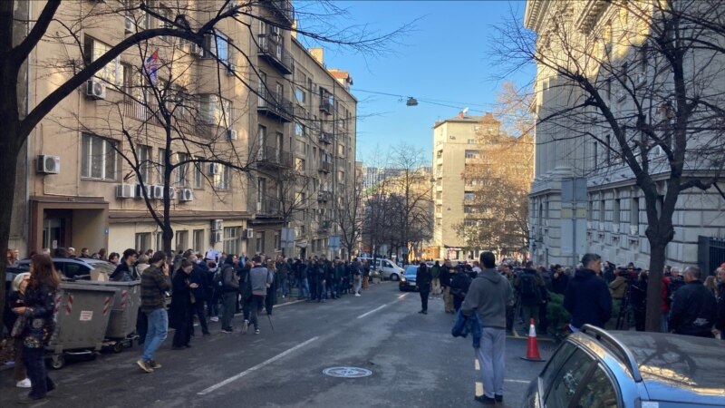Studentë në Serbi bllokojnë hyrjen në një ministri, duan qasje në listën zgjedhore