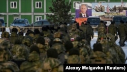 Ruski vojni rezervisti regrutovani tokom delimične mobilizacije najavljenje u septembru na cereminiji pred raspoređivanje, Omsk, 6. januar 2023.