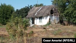 Една од напуштените куќи на Плауру. Некогаш дом на над 400 луѓе, сега селото има само 21 жител.