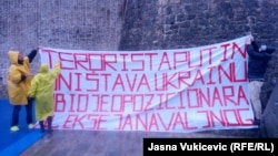 Transparent na antiratnom protestu Rusa u Budvi, 24. februara 2024.