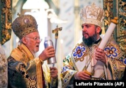 Вселенський патріарх Варфоломій І, ліворуч, вручає миро, або освячену олію, яка використовується під час відправлення певних таїнств, митрополиту Епіфанію, главі незалежної Православної церкви України (праворуч) у Патріаршій Церкві с. Георгія в Стамбулі, неділя, 6 січня 2019 року. На церемонії підписання в Туреччині було створено помісну церкву, яка покинула російську церкву, з якою вона була пов’язана з 1686 року (AP)