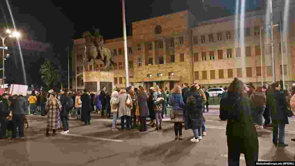 Треба сите здружено заедно со граѓанскиот сектор, институциите, но и луѓето што ги претставуваме заеднички да работиме на менување на свеста пред се за да дојдеме до општествена трансформација која потоа би ни дозволила секој подеднакво да ги ужива своите права, порачаа од маршот.