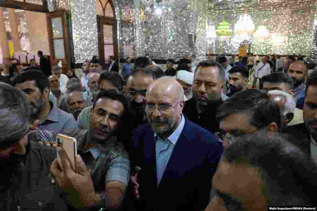 Okupljanje pristalica oko predsjedničkog kandidata Mohammada Baqera Qalibafa dok posjećuje svetište na dan izbora. Čini se da su izbori utrka između konzervativnog predsjednika parlamenta Qalibafa, tvrdokornog bivšeg nuklearnog pregovarača Saeeda Jalilija i reformističkog zakonodavca Pezeshkiana.