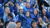 زنان طرفدار تیم فوتبال استقلال در ورزشگاهی در ایران