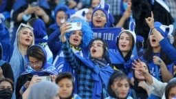 زنان طرفدار تیم فوتبال استقلال در ورزشگاهی در ایران