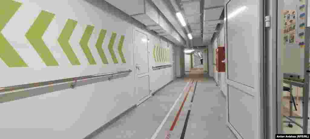 Един от коридорите в подземното училище.&nbsp;В съоръжението са изградени модерни системи за вентилация. Учебното заведение е снабдено и със системи за защита от радиация.