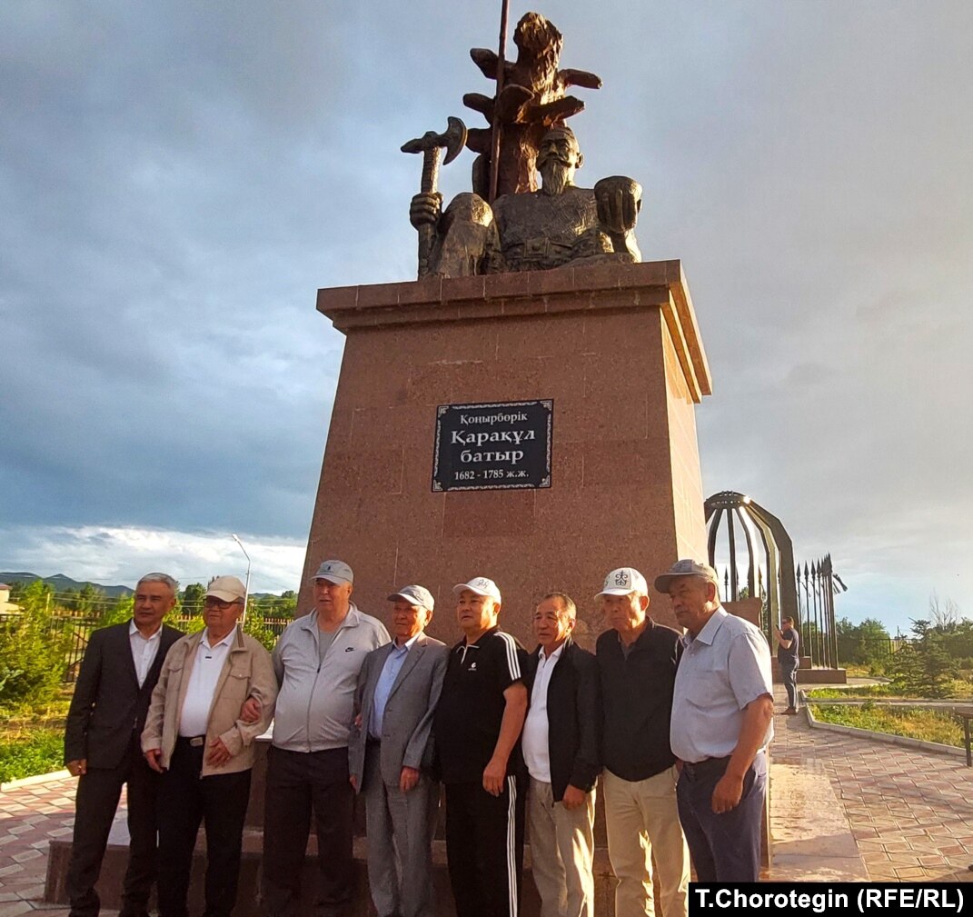 Ресейлік әйелдердің купальниктегі порнофотосуреттері