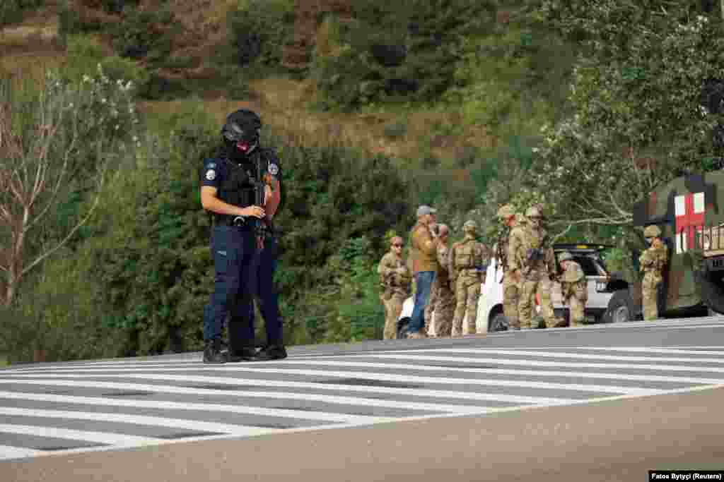 Pjesëtarë të Policisë së Kosovës dhe ushtarë amerikanë të mbledhur në Jashevik.