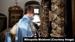 Mitropolitul Vladimir oficiază o slujbă în biserica „Sfânta Treime cea de Viață Dătătoare” din Konkovo, Moscova, la 10 martie 2023.
