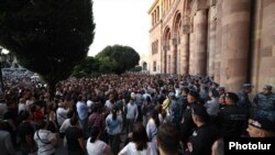 Armenia - People demosntrate outside the main government building in Yerevan, September 19, 2023.