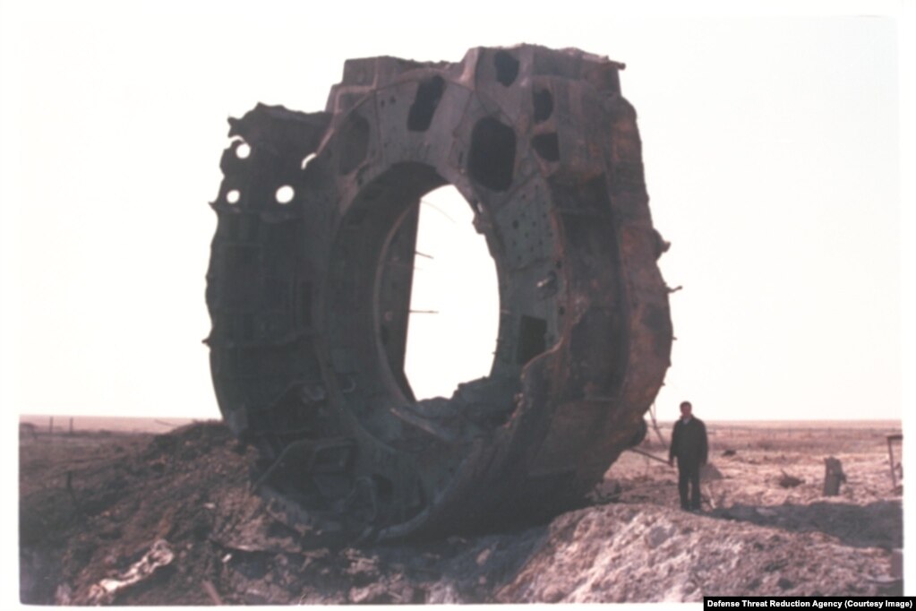 Një pjesë masive çeliku e një rakete balistike ndërkontinentale, pas çmontimit të saj në një vend të panjohur në Ukrainë, më 1992.
