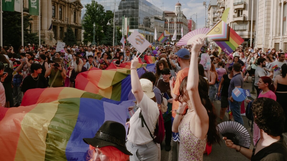 Rumänien veranstaltet in Bukarest die größte LGBT-Pride-Parade aller ...