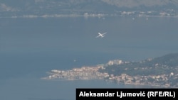 Sletanje aviona na aeorodrom u Tivtu (foto-arhiv)