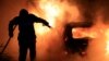 Vatrogasac gasi požar pete noći nemira posle policijskog ubistva 17-godišnjeg mladića, Turkoan, 2. juli 2023.