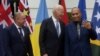 Predsjednik SAD Joe Biden (u sredini) razgovara sa predsjednikom Kiribaltija Tanetijem Maamauom u društvu premijera Kukovih ostrva, Markom Brownom (lijevo), na samitu u Washingtonu, 25. septembar 2023. 