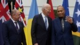 Predsjednik SAD Joe Biden (u sredini) razgovara sa predsjednikom Kiribaltija Tanetijem Maamauom u društvu premijera Kukovih ostrva, Markom Brownom (lijevo), na samitu u Washingtonu, 25. septembar 2023. 