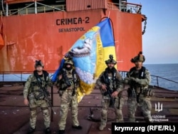 Украинский спецназ на одной из "вышек Бойко" в Черном море. Иллюстративное фото