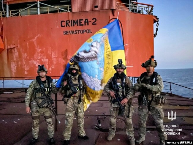 Бойцы Главного управления разведки Минобороны Украины на одной из «вышек Бойко» в Черном море, август-сентябрь 2023 года