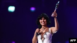 Певицата Рей по време на церемонията по връчване на наградите "Брит", на която спечели най-престижните отличия - за песен и албум.