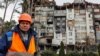 Строитель среди разрушенных жилых домов в Ирпене, 4 апреля. По данным ReBuildUA, восстановление&nbsp;Ирпеня обойдётся в сумму около 685 миллионов долларов&nbsp;