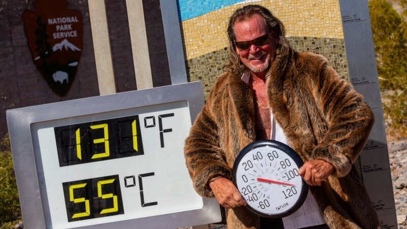 Turistët vizitojnë Luginën e Vdekjes për ta përjetuar të nxehtin rekord