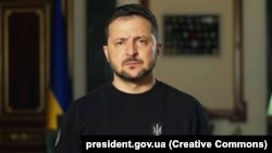 Președintele ucrainean Volodymyr Zelenskiy susține un discurs video nocturn pe 27 aprilie.