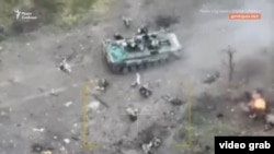 Російські десантники поруч із бронемашиною. Скріншот із відео полку «Цунамі» бригади Нацполіції «Лють», липень 2023 року