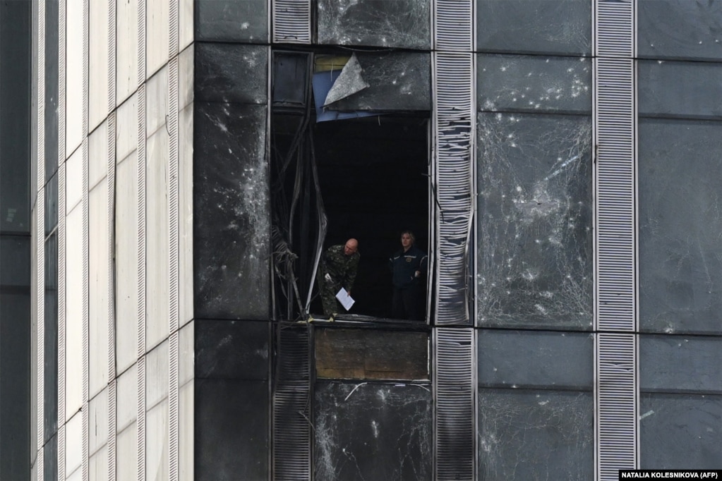 Njerëzit duke inspektuar dëmet e shkaktuara në objektin e Qendrës Ndërkombëtare të Biznesit në Moskë, pas një sulmi me dron që dyshohet të jetë kryer nga ukrainasit më 23 gusht.