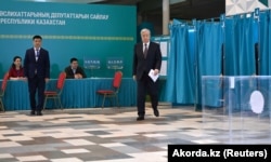 Қазақстан президенті Қасым-Жомарт Тоқаев дауыс беруге келген сәт. Астана, 19 наурыз, 2023 жыл.