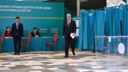 Президент Казахстана Касым-Жомарт Токаев на участке в Астане в день внеочередных выборов в мажилис и маслихаты. 18 марта 2023 года