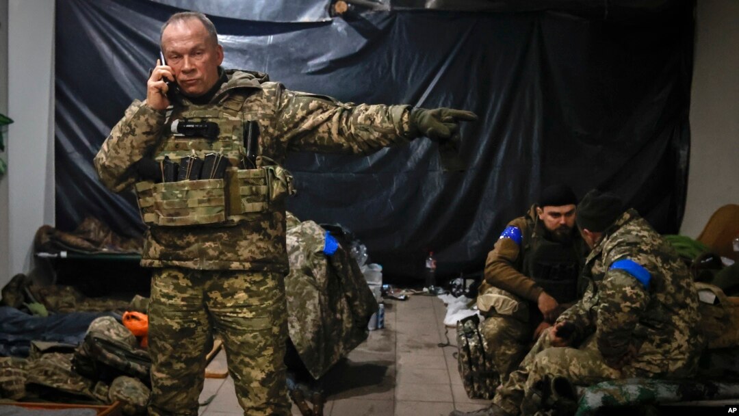Novoimenovani komandant ukrajinske vojske, general-pukovnik Oleksandr Sirski, daje uputstva u skloništu u Soledaru, mestu teških borbi sa ruskim snagama, u oblasti Donjeck, Ukrajina, 8. januar 2023. godine.
