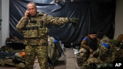 Novoimenovani komandant ukrajinske vojske, general-pukovnik Oleksandr Sirski, daje uputstva u skloništu u Soledaru, mestu teških borbi sa ruskim snagama, u oblasti Donjeck, Ukrajina, 8. januar 2023. godine.