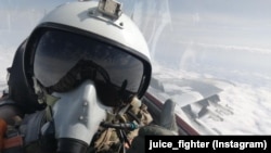  Украинският водач по време на полет 