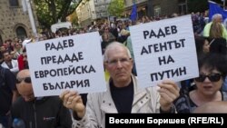"Тук не е Москва!” Защо няколко хиляди души поискаха оставката на президента
