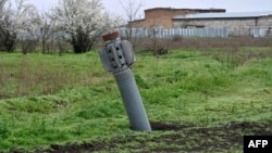 Ракета в поле близ деревни Новогригорьевка Николаевской области Украины, 10 апреля 2023 года