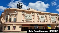 Театр імені Шевченка, поблизу якого піднімали перший прапор
