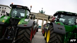 Traktori na protestu ispred Brandenburške kapije u Berlinu, 18. decembra 2023